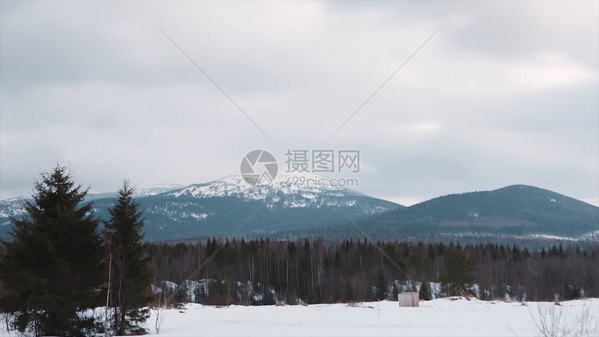 延时在喀尔巴阡山脉的五颜六色的冬天日落视频初冬山雪落日云滑雪用于天然复合材图片