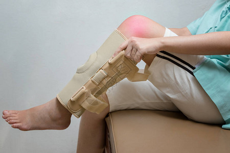 无锡灵山在康复无锡体育中心中佩戴弹膝撑的受伤妇女背景