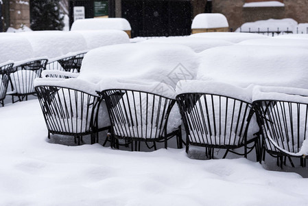 大雪下外面的金属椅子图片