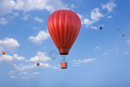 3d渲染热气球在蓝天上飞翔图片