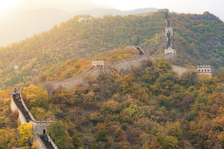 长城远景压缩塔和墙段秋季在北京北京古代防御军事地标附近的山区图片