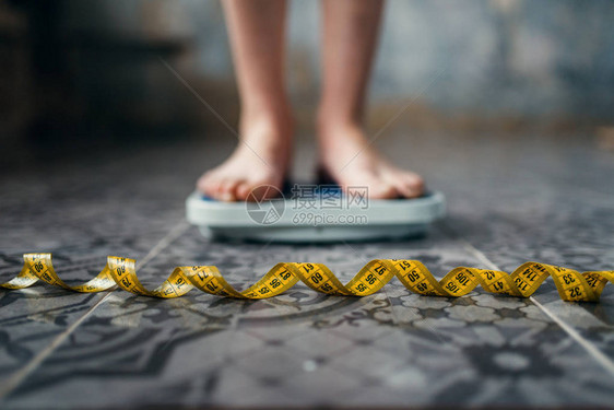 女脚在鳞片特写测量磁带减肥硬节食图片