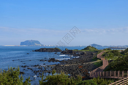 韩国济州岛的Jongdalri海岸步道这条小径以美丽的风景而闻名在人行道上有一个由旧船制成的观景台图片