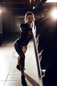 年轻肌肉运动的妇女在crossfit训练与轮胎做艰苦锻炼图片