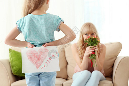 小女孩隐藏手工卡后她的母亲在家里特写图片
