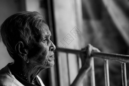 老女人的感觉孤独她是高级别的女家庭和老人图片