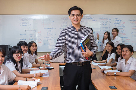 亚洲教师在课堂上给大学生群体上课时站立的画像大学教育理念图片