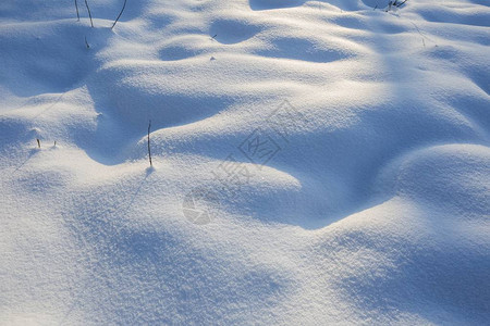 美丽的雪貌以的日落光照图片