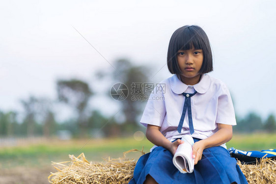 在泰国农村学习校服的亚洲学生图片
