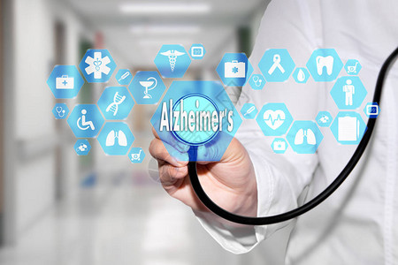 医生和阿尔茨海默氏症在医院背景的虚拟屏幕上签署医疗网络连接技图片