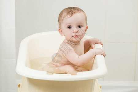 在浴室里洗澡的可爱的小孩的肖像图片