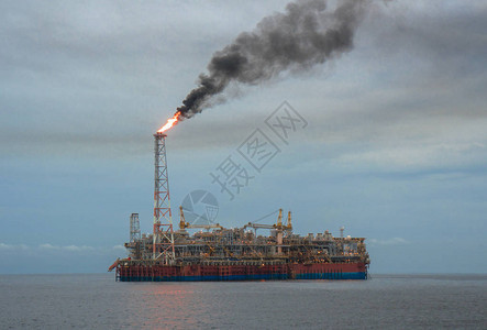 油轮船和石油钻机平台海上油气工业图片