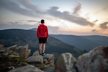 庆祝的人看着山上的风景徒步旅行者徒步旅行者或登山者到达山顶在Karkonosze波兰的岩石小径上欣赏鼓舞人心的风景图片