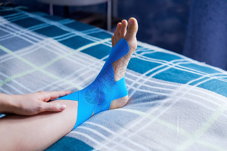 应用于患者左腿的弹治疗蓝色胶带图片
