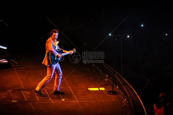 英国流行歌手HarryStyles在米兰Assago的Mediolanum论坛举行现场演唱会Photo信用图片