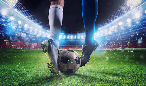足球运动员在比赛期间与soccerball在体育场图片素材