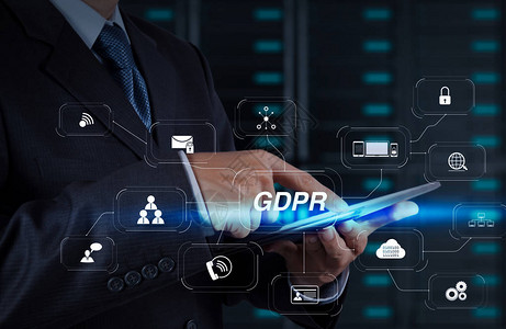 Gdpr具有网络安全和隐私虚拟图的数据保护规则商人手用平板电脑和服务器机房图片