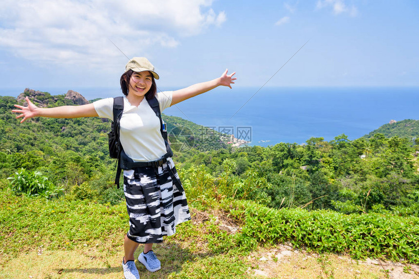 女游客在高的角度快乐地伸展双臂看到岛上的美丽自然景观是在素叻尼泰国的著名景点图片