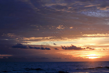 夕阳的橙色光落在海中图片
