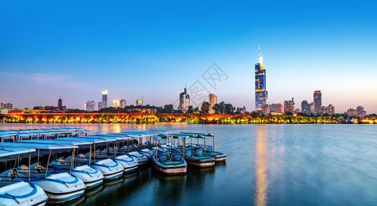 南京玄武湖金融区建筑景观夜景图片
