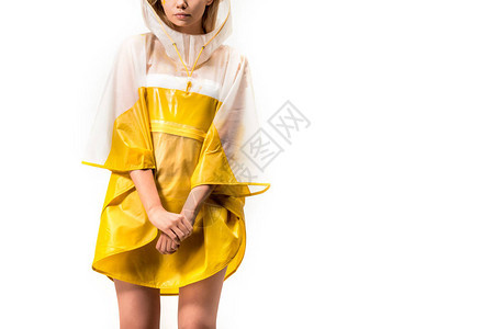 女站在黄色雨衣上的裁剪图像在白色的隔离图片