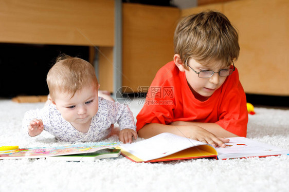 小女孩和学校孩子读书在家的男孩图片