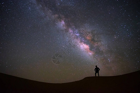 银河银河与一个男子站在柏油沙漠贾萨米尔印度天文摄影图片