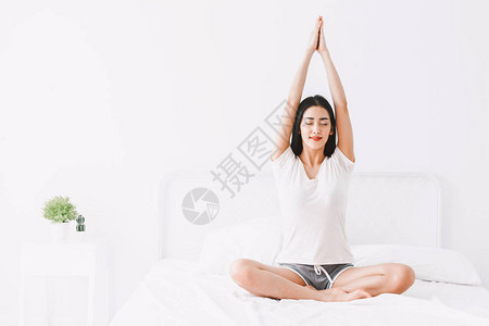 在家里练习瑜伽的女人在卧室里图片