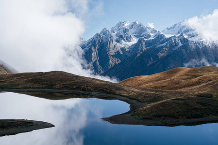 下一个高山湖泊的风景天与美丽的云彩Koruldi湖主要的高加索脊上斯瓦涅季格鲁吉亚图片