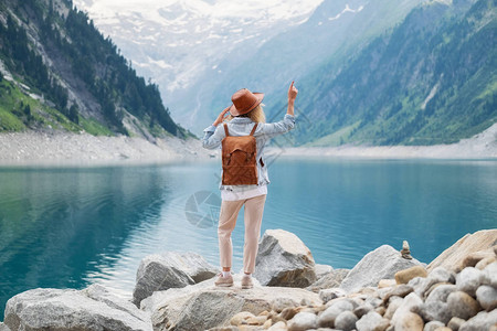 旅行者看山湖旅行和积极的生活理念冒险和旅行在山区域在奥地利图片