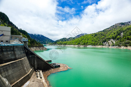 Kurobe大坝或Kuroyon大坝是日本富山县Kurobe河上的图片