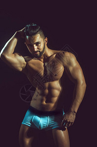 肌肉猛男的英俊感运动员身体在裤子里图片