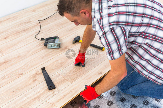 安装新木地板的杂工图片