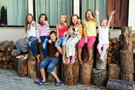 夜晚丛林雪地里煮饺子吃运营插画照片  |餐厅砖炉中柴火的近景照片