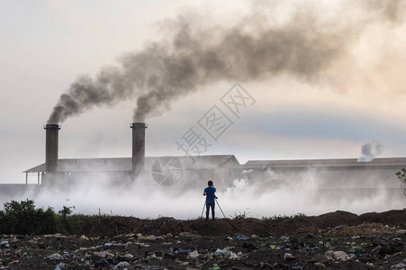 从烟囱和工业废料中抽黑烟的空气污染图片