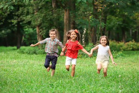 可爱的小孩子在公园里奔跑在夏天天图片