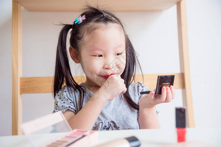 小亚洲女孩嘴唇上涂着红色口红图片