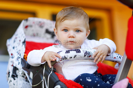 可爱的小女孩坐在婴儿车或推车和等待妈妈蓝眼睛快乐微笑的孩子图片