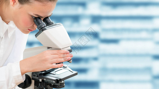科学家研究员在实验室使用显微镜医疗保健技术和医药研发理念图片