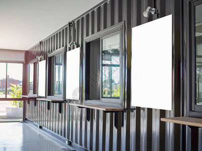 白色空白的一行用玻璃窗装上集装箱墙建筑的海报框图片