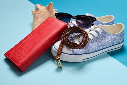 女鞋和旅游配件在蓝色柔和的包钱包运动鞋贝壳皮带图片