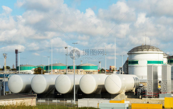 克拉伊佩达港液化天然气分配站lng蓄水池和石油码头图片