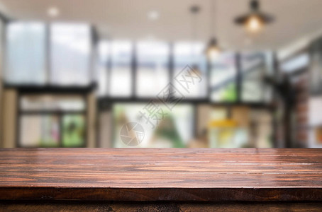 木板空桌面和模糊内部模糊在咖啡店模拟显示的产品图片