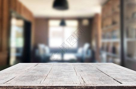 木板空桌面和模糊内部模糊在咖啡店背景模拟显示的产品图片
