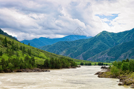 与阿尔泰山脉和俄罗斯西伯利亚卡顿河相图片