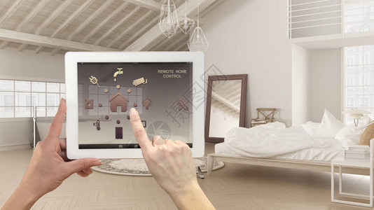 数字平板电脑上的智能远程控制系统带有应用程序图标的设备斯堪的纳维亚阁楼开放空间卧室和浴室浴缸建筑内部设计图片