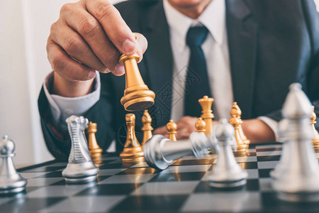企业家领导下国际象棋和思维策略计划的崩溃推翻相反的团队和发展分析以成功的企业图片