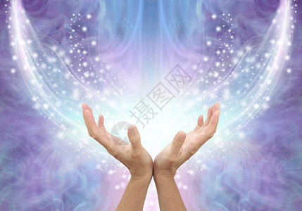 沐浴在美丽的疗愈共鸣中女双手伸向一个闪闪发光的弧线在一个发光的紫色蓝色虚幻的能量形成背景上复制空间图片