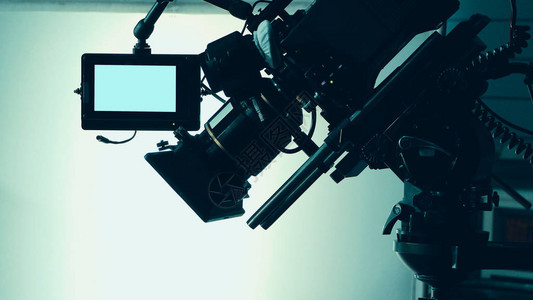 电视商业演播室制作中摄像机的剪影图像由摄影师和摄制组在专业起重机和三脚架上操作或拍摄便于平移或移位图片