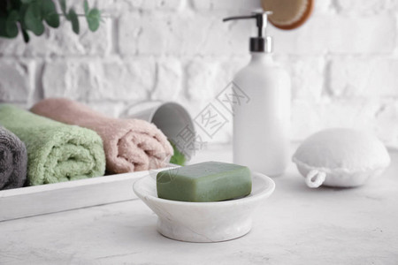 浴室的桌上有肥皂和卷毛巾图片